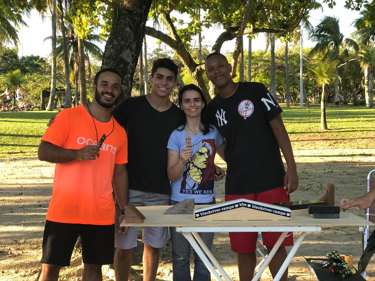 Natália Rosenburg com a equipe Rio40° em um evento de fingerboard, ao lado de uma rampa Blackriver